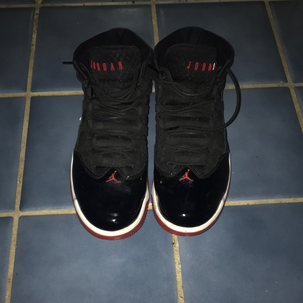 Jordan Men's Black and Red Sneakers